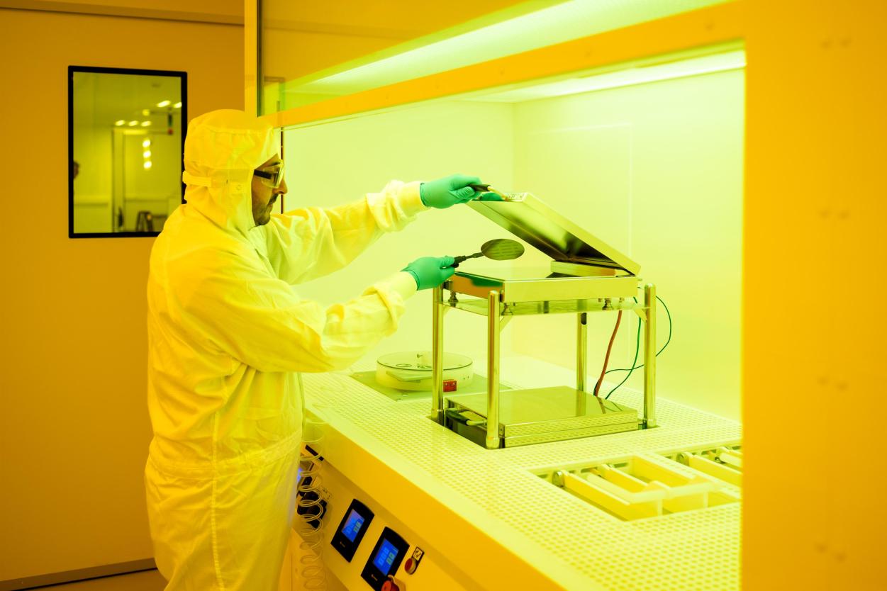 Onderzoeker aan de slag in het Microlab