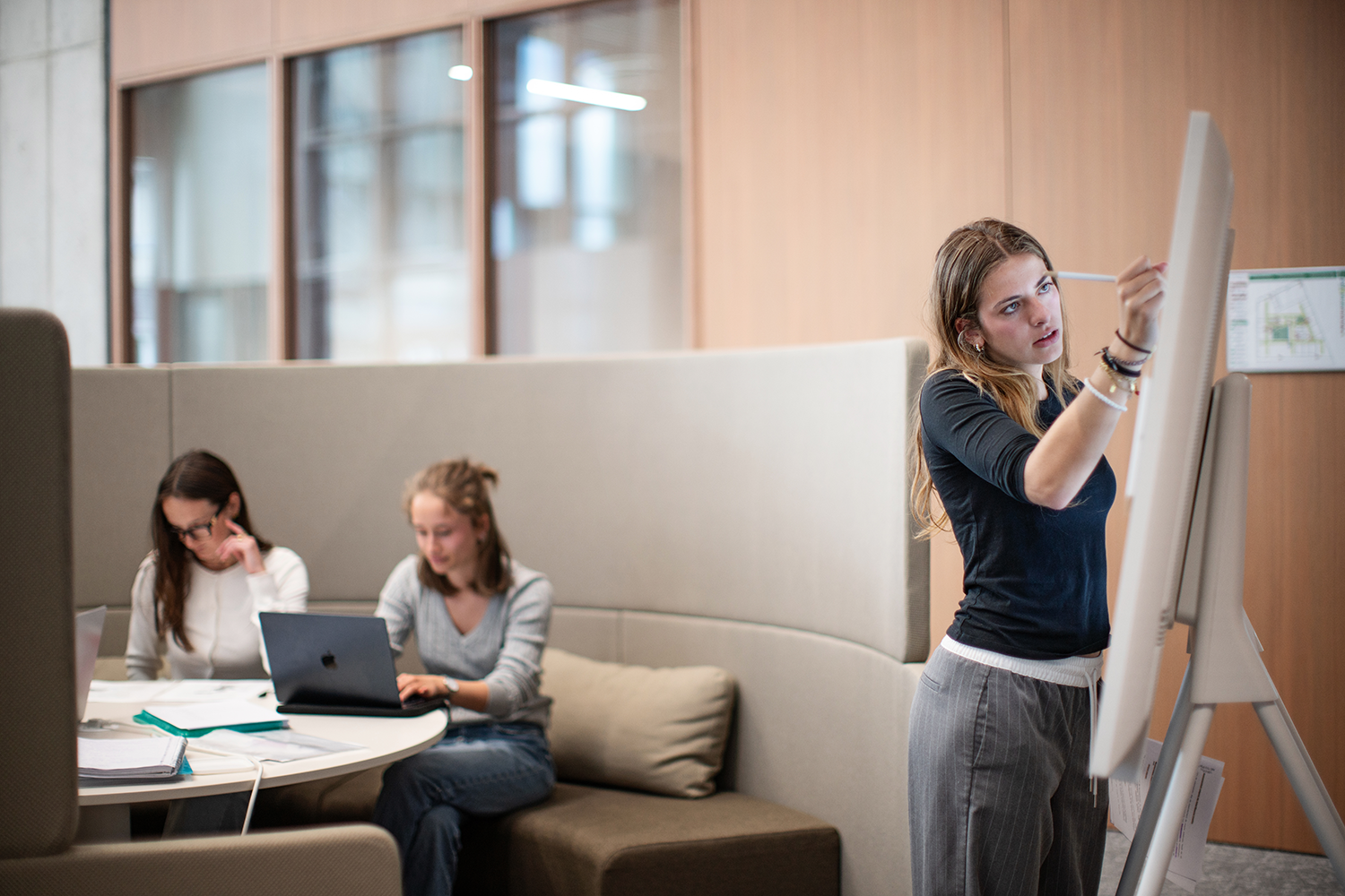 Personen aan het werk in het LIC