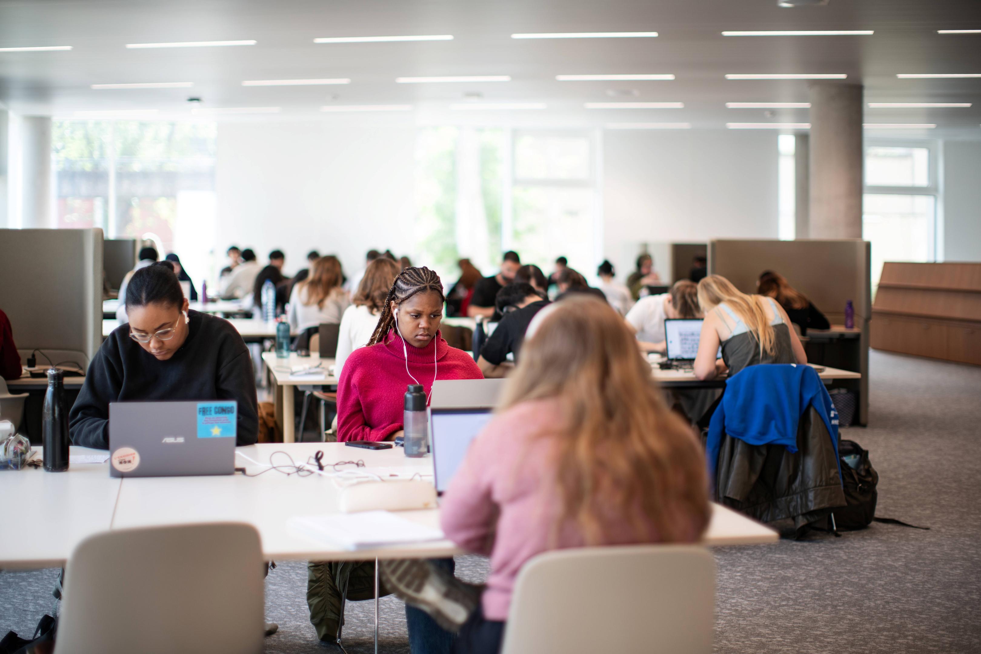 Studenten aan het werk in het LIC