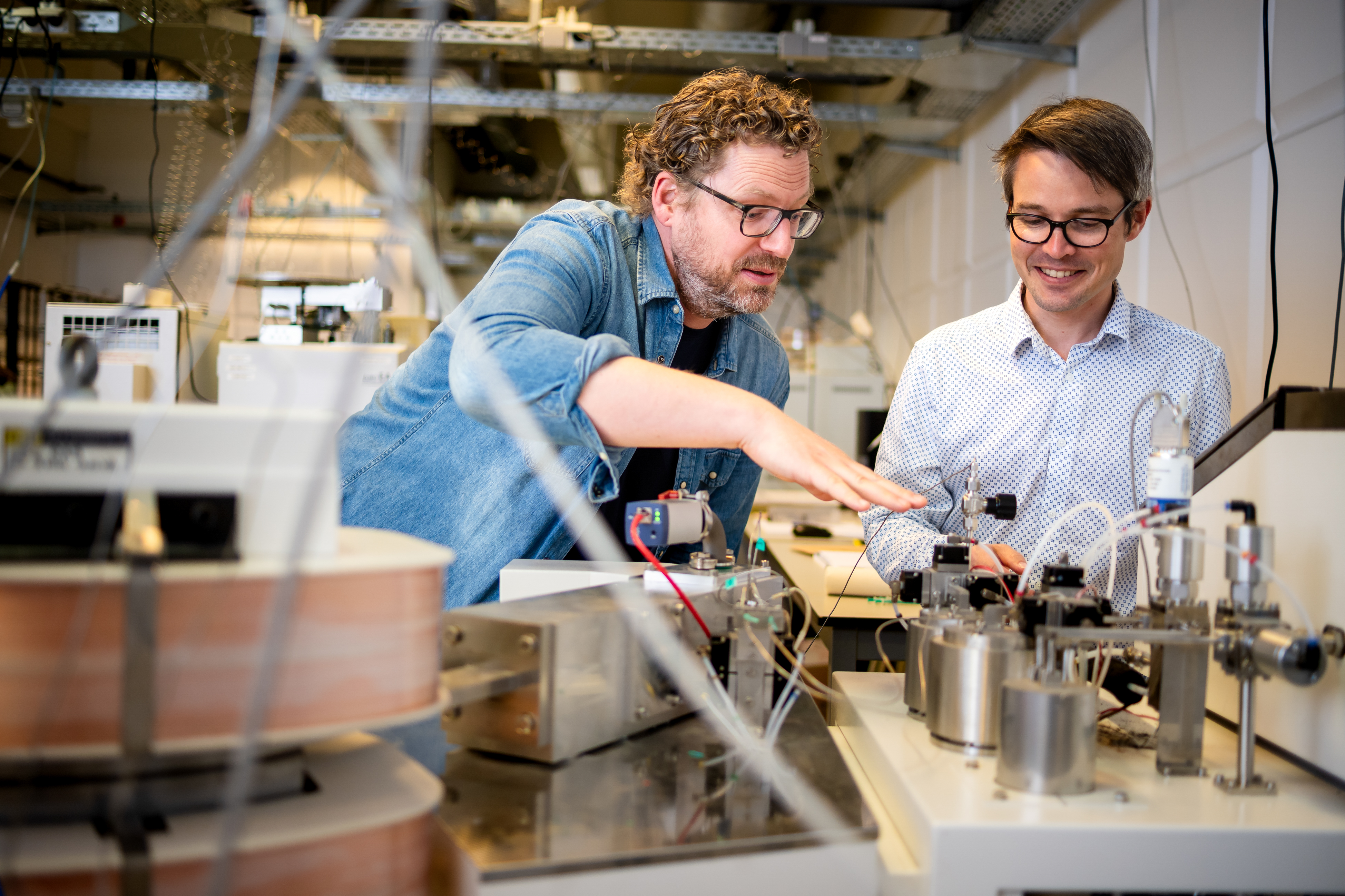 Steven Goderis and Christophe Snoeck at work in the lab