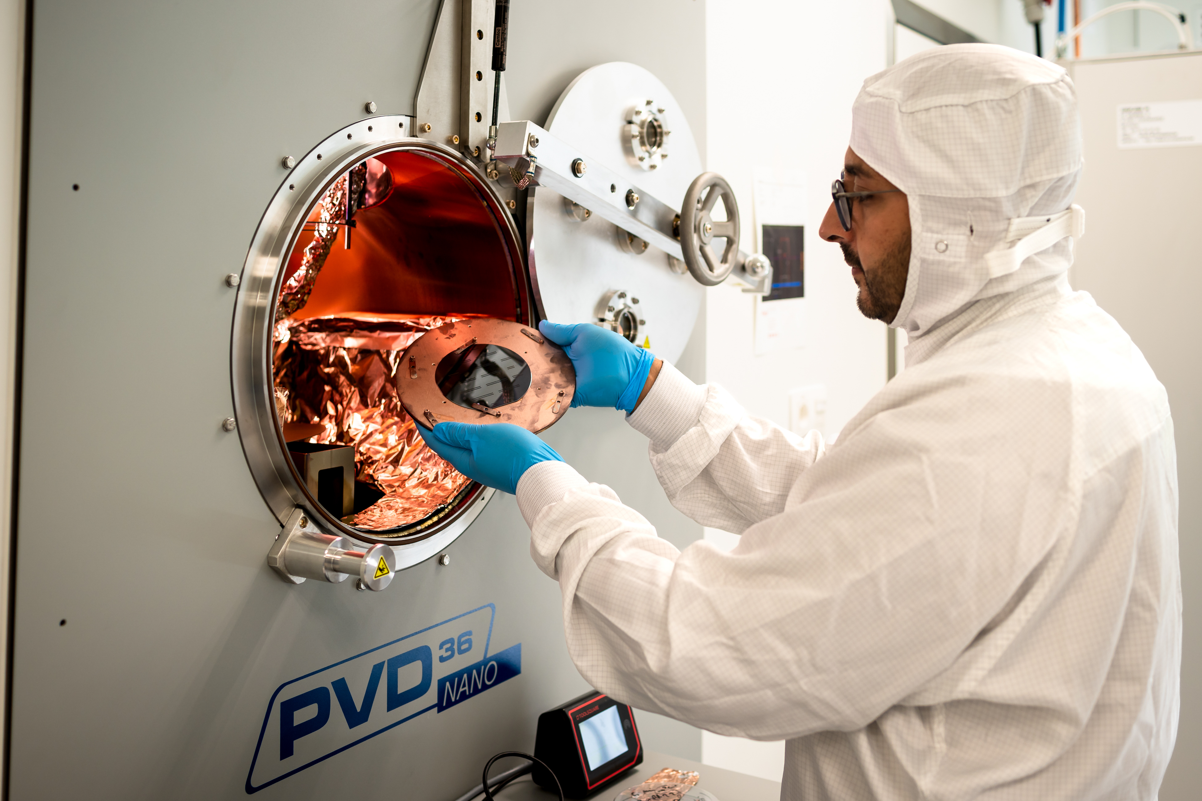 Onderzoeker aan de slag in microlab
