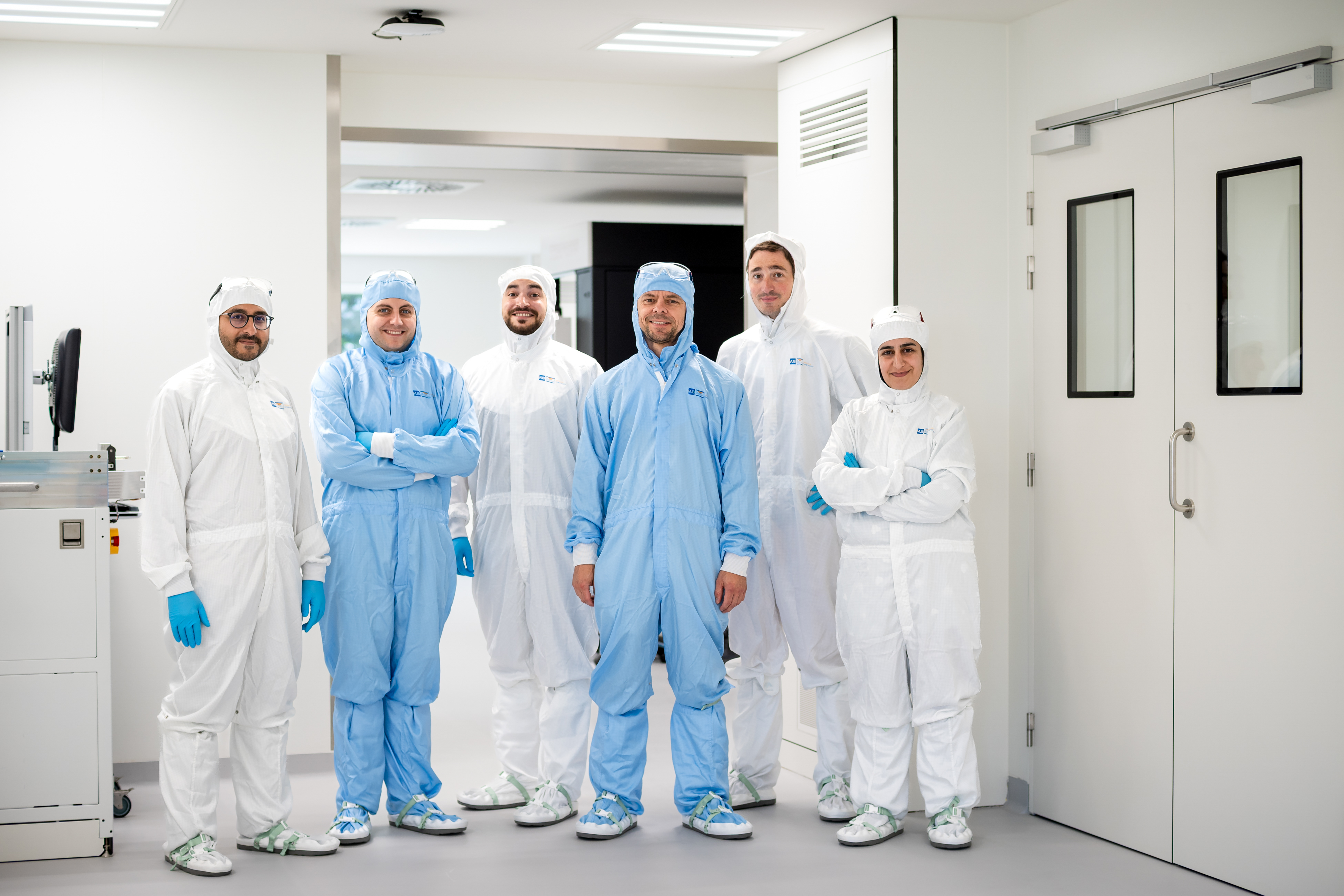 Team van onderzoekers poseert in het microlab