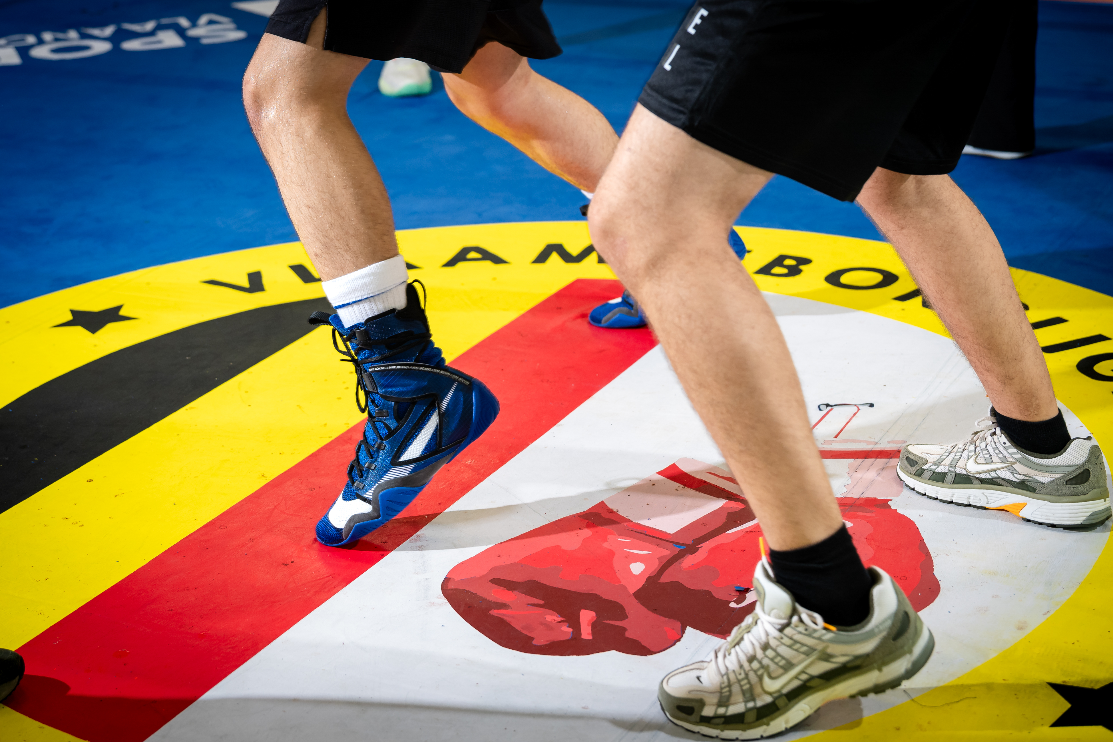 Benen van twee boksers in actie