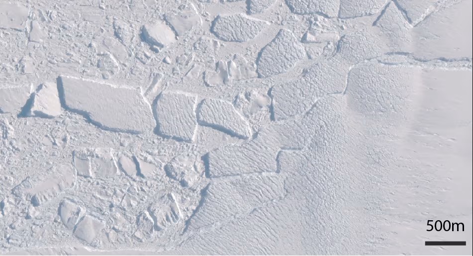 Satellietbeelden van de ijsscheuren rond Antarctica